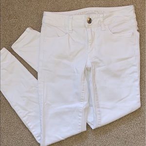 AEO white super-stretch jeggings!